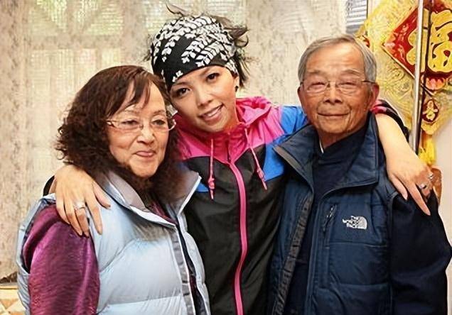 原创张雨生31岁早逝痴情女友10年后才嫁人父母为他和妹妹守墓园