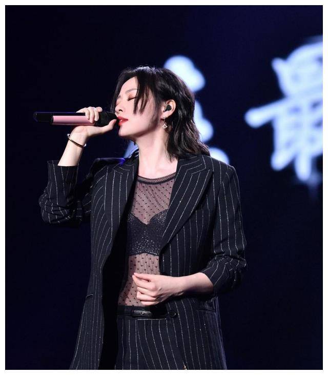 张靓颖38岁大胆时尚,透视内衣西装搭配,扣子敢不系!_音乐_乐坛_设计