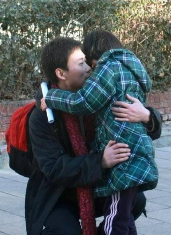 耿为华:宠妻15年却被分手,分手时抱着女儿痛哭,今53岁仍单身