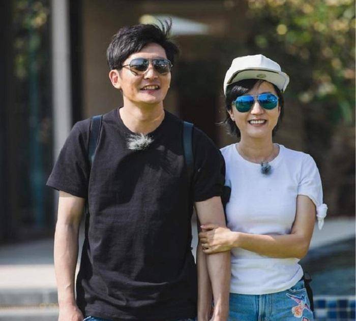 顿饭,郭京飞和鲍莉是学姐和学弟的关系,虽然鲍莉比郭京飞年龄上大一岁