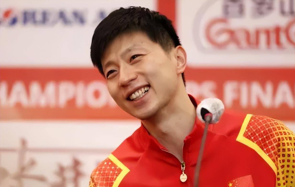 刘诗雯新身份亮相世乒赛,华贵穿搭引不适议_马龙_颁奖_一身