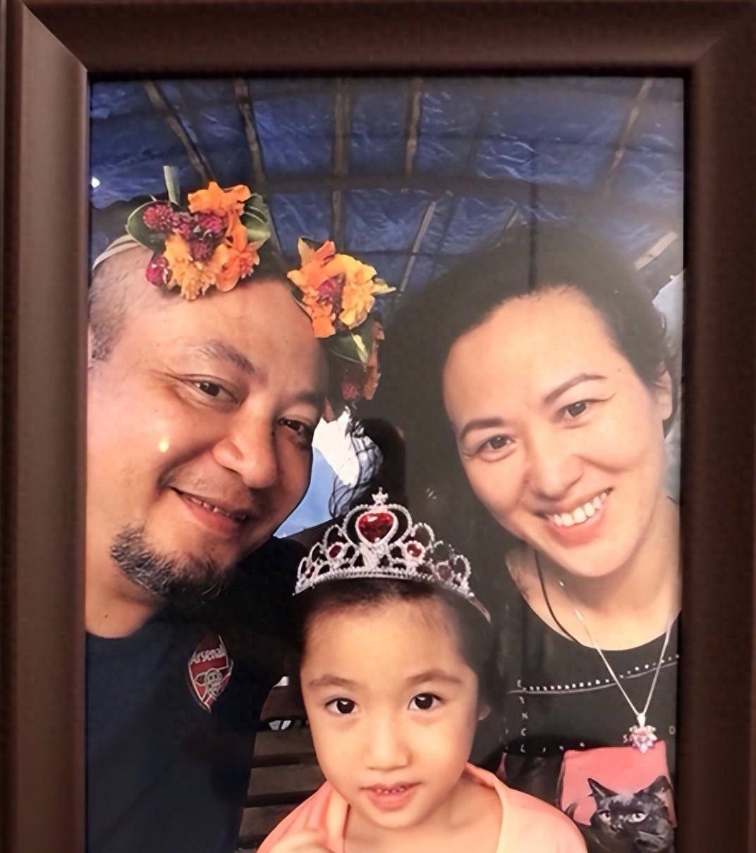 而何鹏浩在广播界被誉为"广东四大名嘴"之一,其他三人分别是郑达,林颐