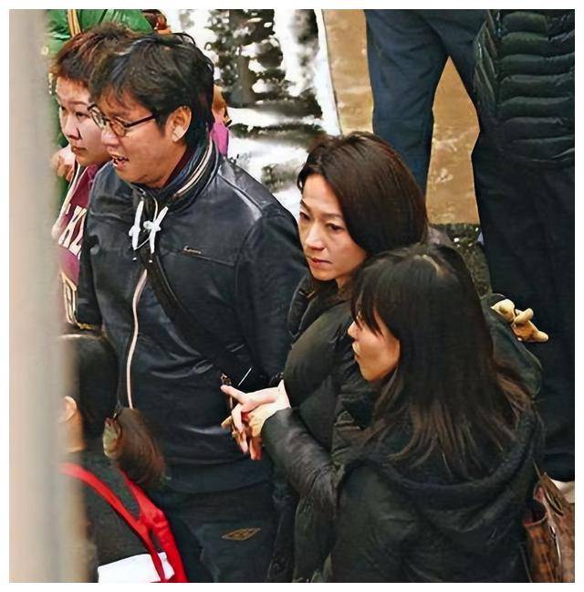 唱将谭咏麟与美女在日本秘密约会,情牵十指,画面暧昧诱人