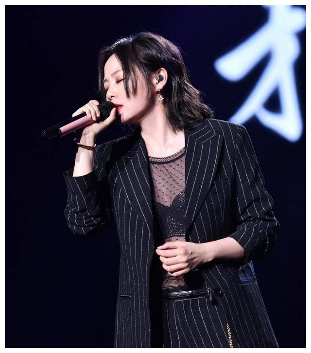 38岁张靓颖的大胆穿搭:透视内衣配西装,惊艳一览_时尚_音乐_成为了