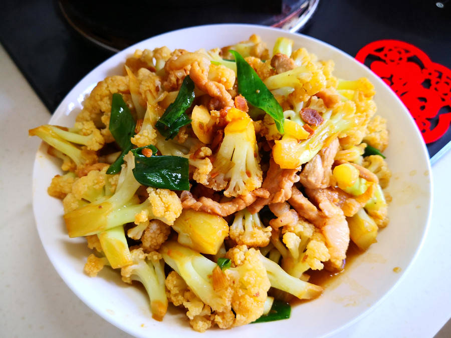 锅内加油,油热后先放入肉片煸炒,中火翻炒至肉片颜色变微黄,出油脂后