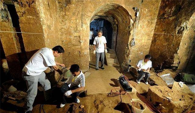 原创倒霉的盗墓贼和同伙内讧被封于唐朝古墓中墙角枯坐上千年