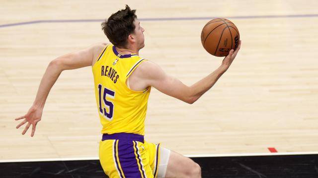 原创洛杉矶湖人队以123122险胜密尔沃基雄鹿队