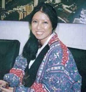 原创三毛自杀噩耗传来王洛宾为她在家中设立灵堂抚摸发卡醉酒住院