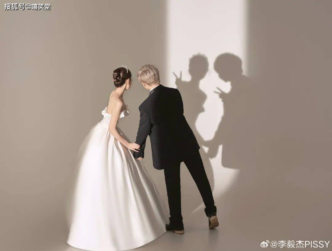 杨和苏在最近直播中已经提前剧透,马上要有2个rapper要结婚了.