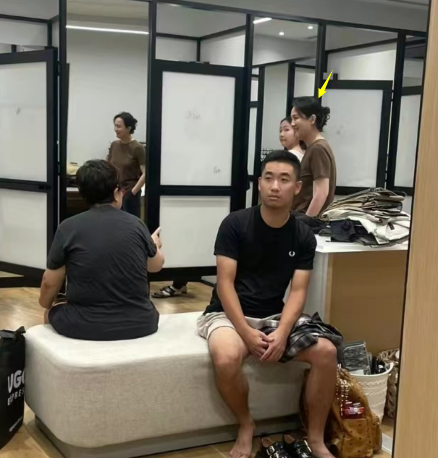 原创演员辛柏青一家澳洲逛商场49岁朱媛媛仍漂亮16岁女儿显成熟