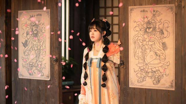 最新热播甜宠短剧:《一吻存档》_陈芳彤_网友_演技