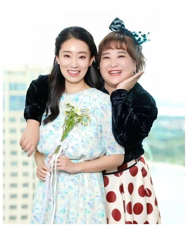 原创贾玲票房突破100亿张小斐同台竞艳姐妹携手闯影坛