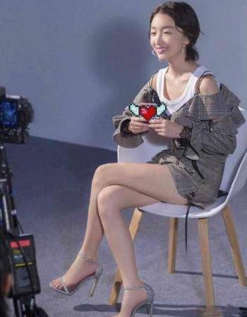 娱乐圈脚好看的女星不少,但是真正符合"女神足"的其实也没多少,周冬雨