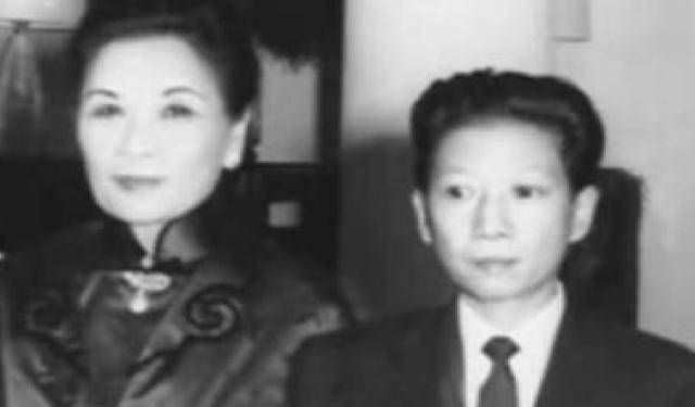 孔二小姐突发奇想穿女装,引来龙三少爷调戏,双方当街拔枪互射_孔令伟