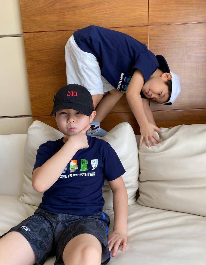 安吉和小鱼儿一起画机器猫兄弟俩的画风差别很大