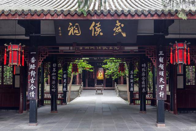 武侯祠是纪念三国时期蜀汉丞相诸葛亮的祠堂,也是中国唯一的一座君臣