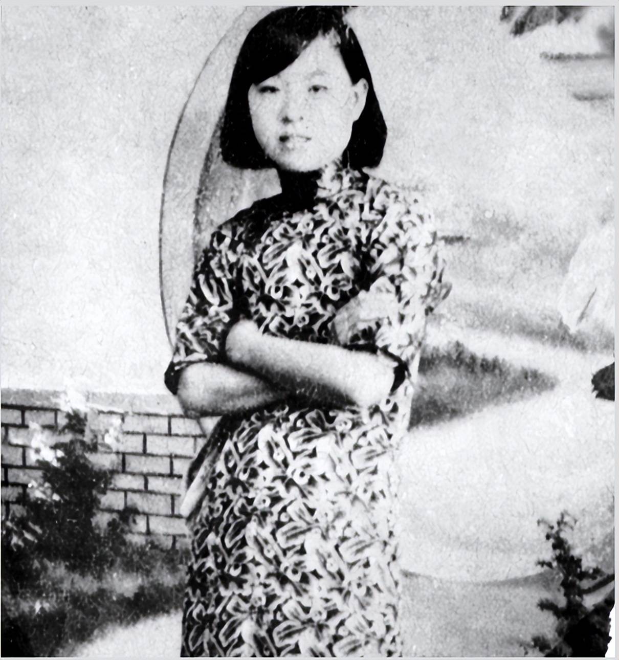 溥仪娇妻谭玉玲长相漂亮,十分迷人,可惜死得太早,死因成谜_谭玉龄