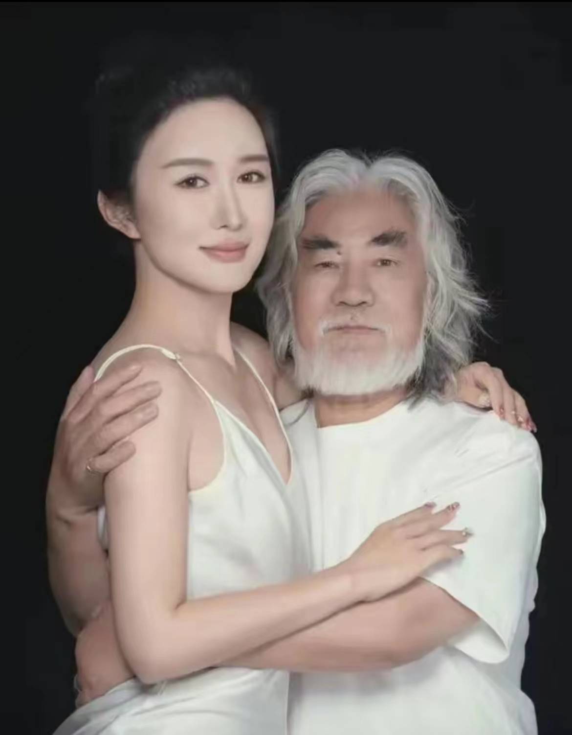 张纪中,这位蜚声国际电影圈的资深导演,年届七旬,高龄72岁.