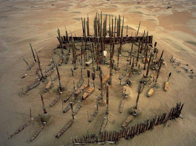 沙坡上一片狼藉,盗墓贼留下的干尸暴露在夕阳如血的余晖下,神秘而又