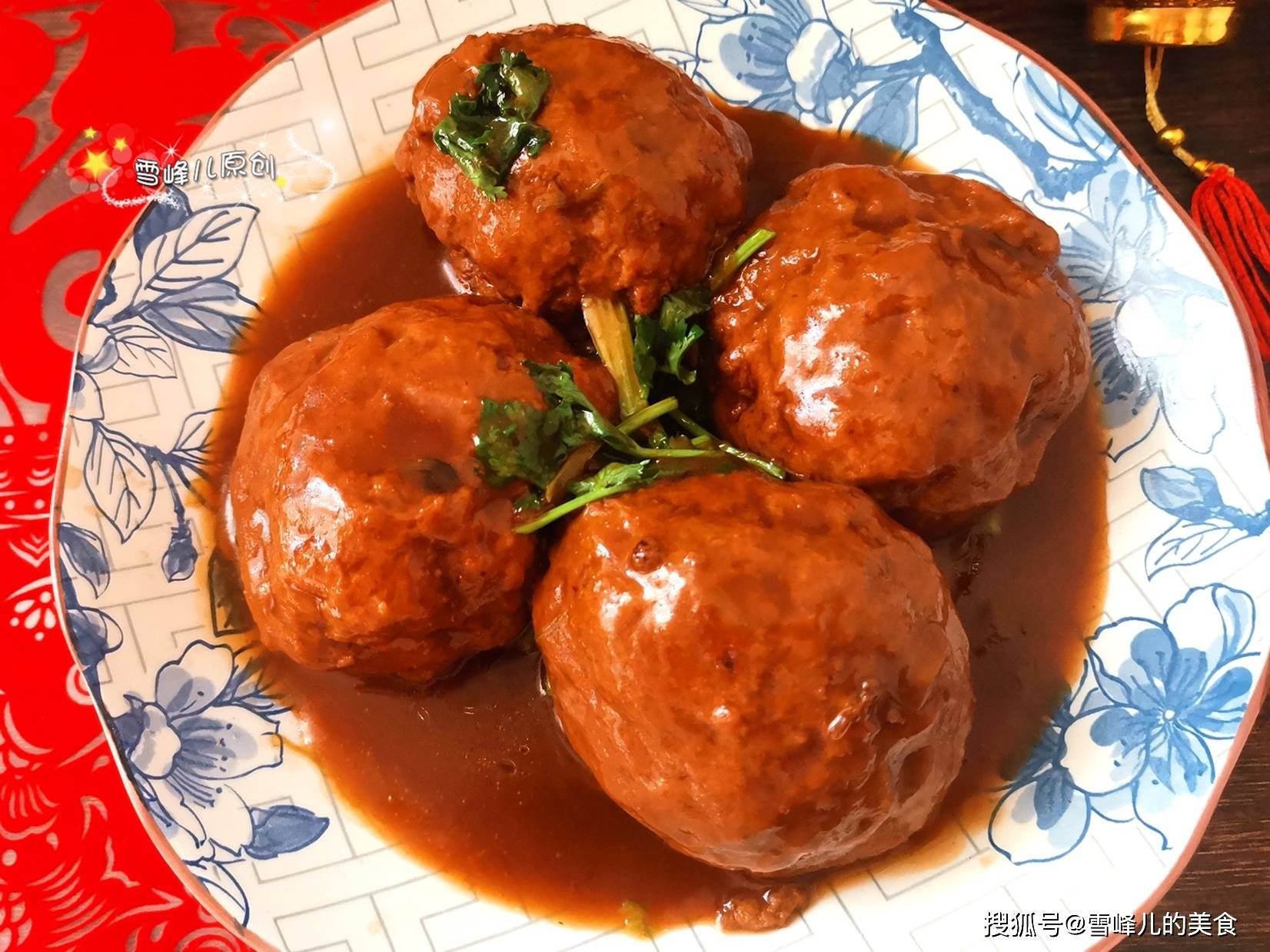 【四喜丸子的做法】食材:猪前腿肉600克,葱少许,姜少许,蚝油1勺,生抽1