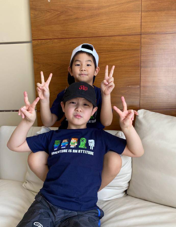 安吉和小鱼儿一起画机器猫兄弟俩的画风差别很大