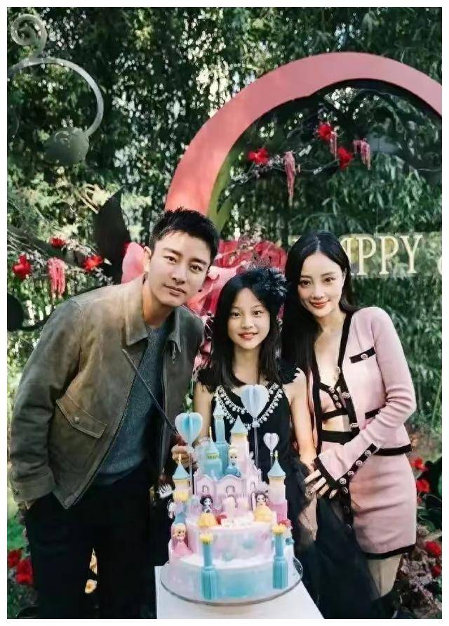 原创贾乃亮力挺甜馨父母是坚强后盾女儿善良细节闪现