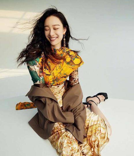 原创倪妮真是时尚女王戴墨镜推婴儿车遛鹦鹉大秀时尚身材稳赢baby