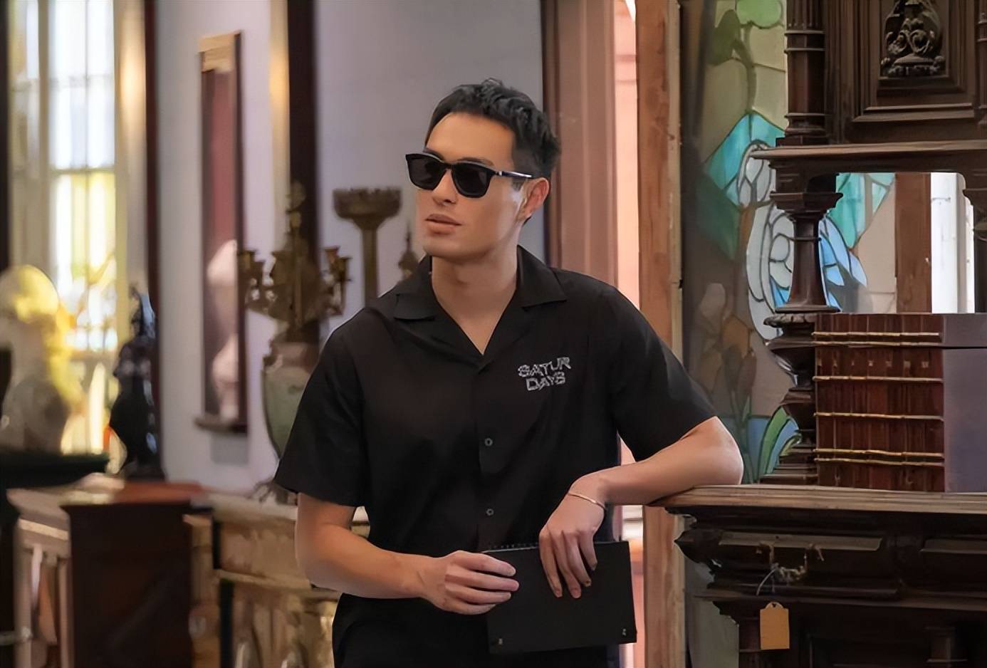 张子健的例子则有所不同,他曾是一位家喻户晓的演员,特别是在《神探