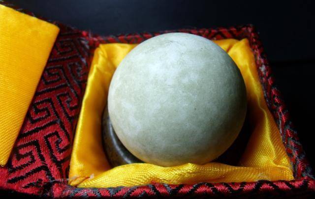 原创大姐拿祖传之物上节目专家否定是夜明珠却又不肯估价