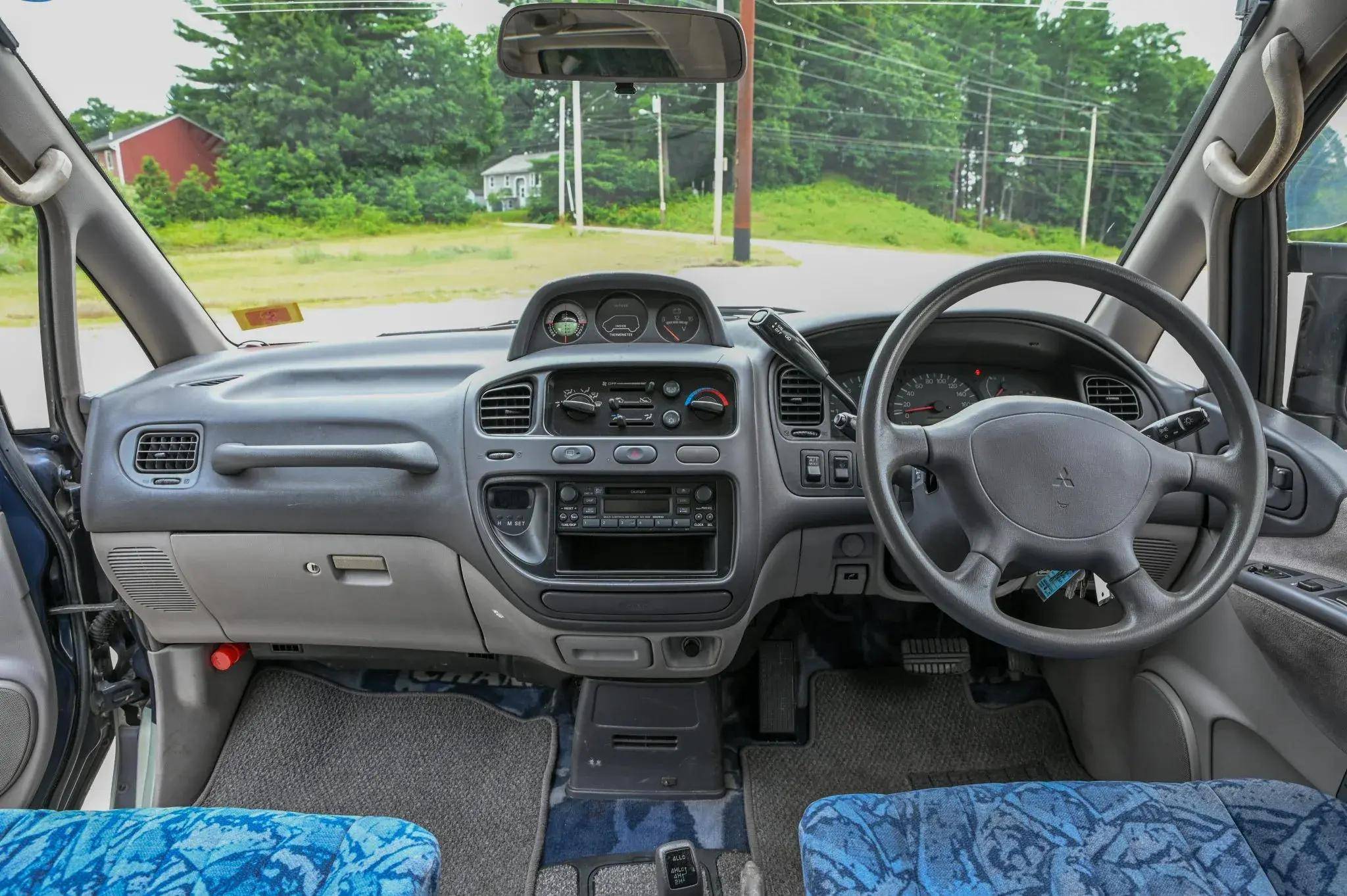 车内保持了纯原厂状态,由于当时三菱追求"太空座舱"风格的设计,整台车