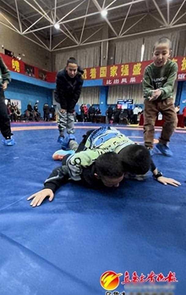 "像爸爸一样当世界冠军"-新疆"摔二代"们这样为理想奋斗_摔跤_梦想