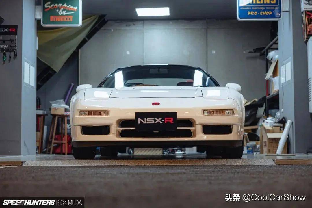 虽然后缀只是单纯的"r",但它可是type r初代车型.