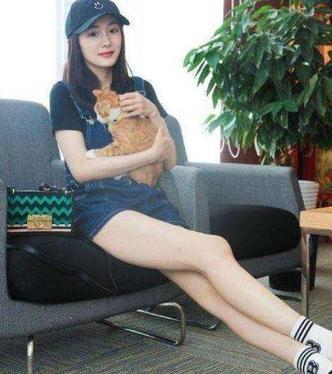 原创杨幂上快本时想秀自己的清纯装哪想被腿抢了镜网友爱了