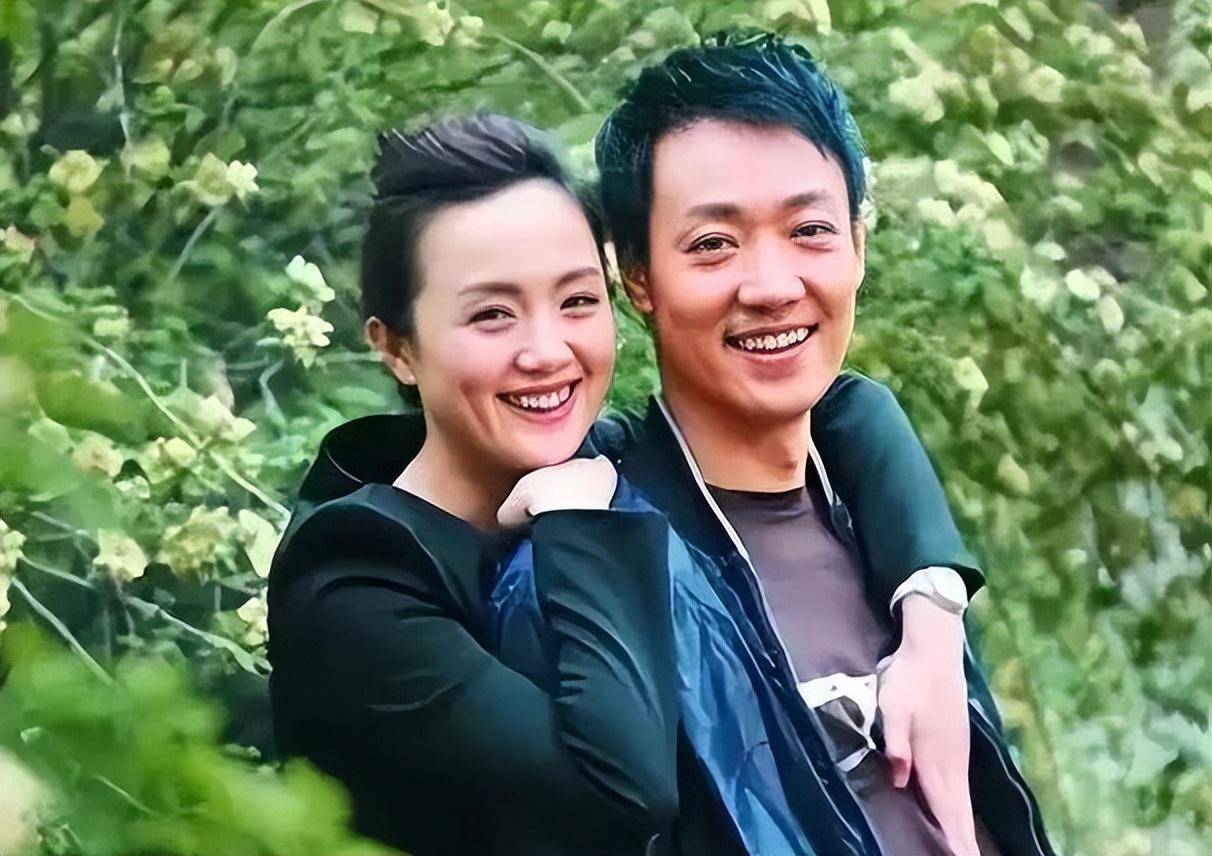 原创演员辛柏青一家澳洲逛商场49岁朱媛媛仍漂亮16岁女儿显成熟