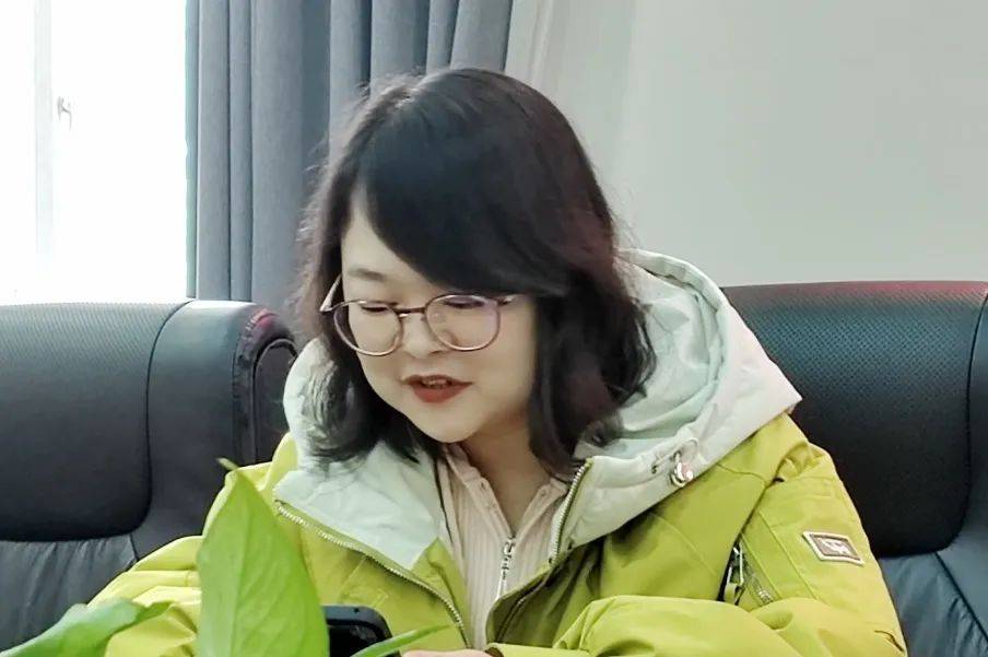 教师发展中心喻玮主任,教育科研工作室负责人蒋静老师和学校8个省,市