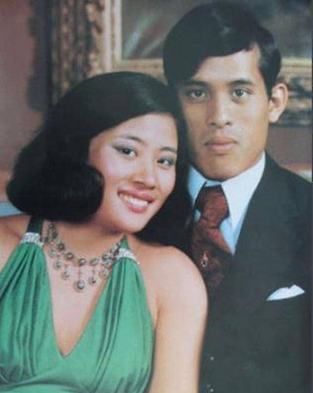 原创太卑微苏提达抢着给泰王原配庆生一脸谄媚泰王反而沉默了