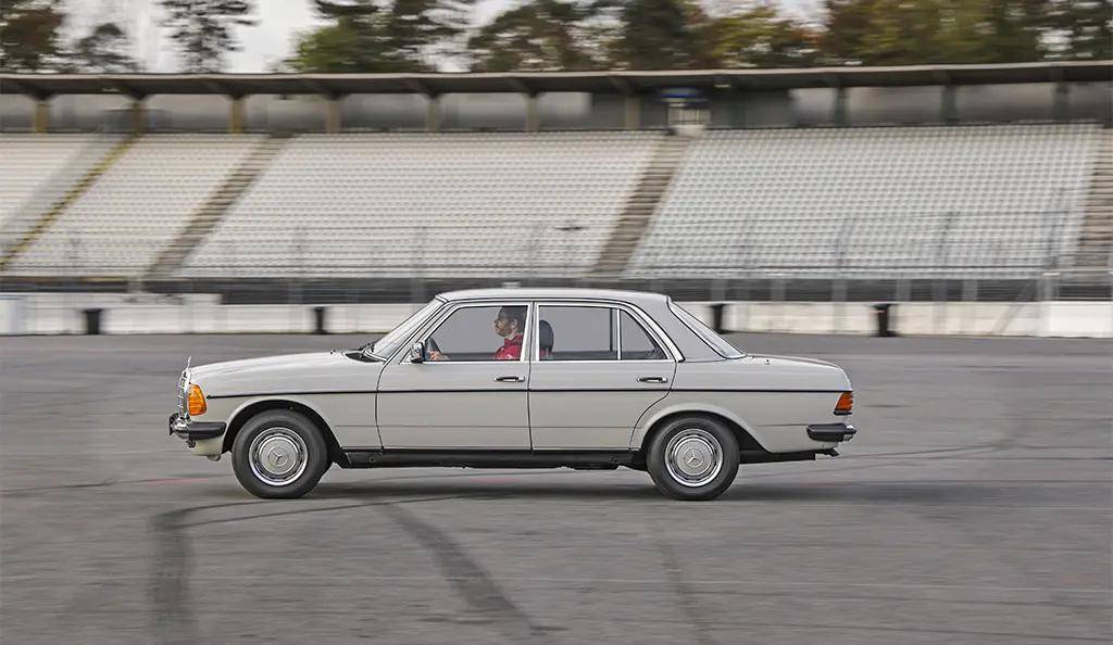 重回1982:梅赛德斯-奔驰230e的赛道狂欢