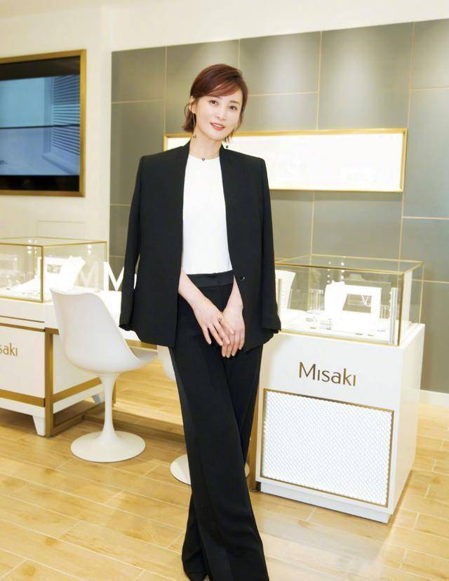 原创蒋勤勤真是拼了为凹硬照穿吊带上阵陈建斌知道吗