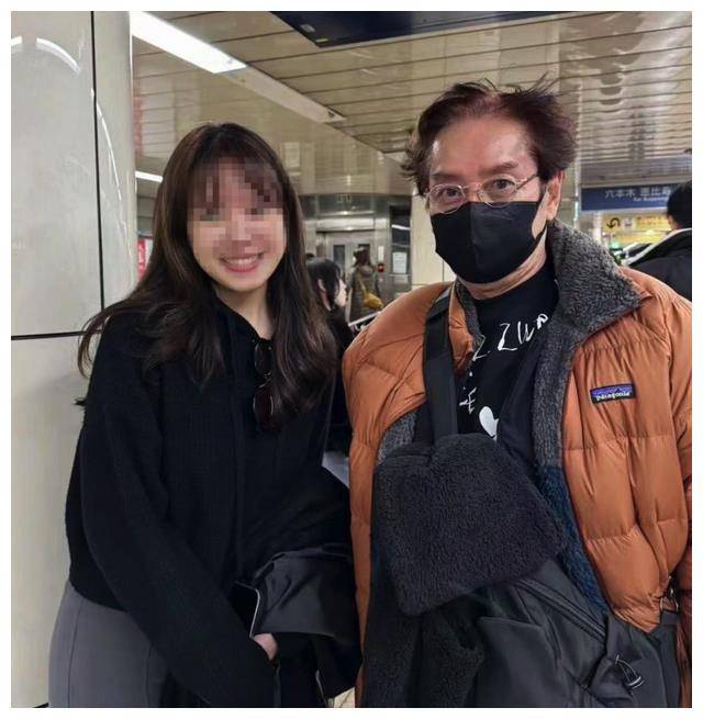 朱咏婷也总是陪在他身边,俩人或者山水相伴,或者闲庭散步,倒也轻松