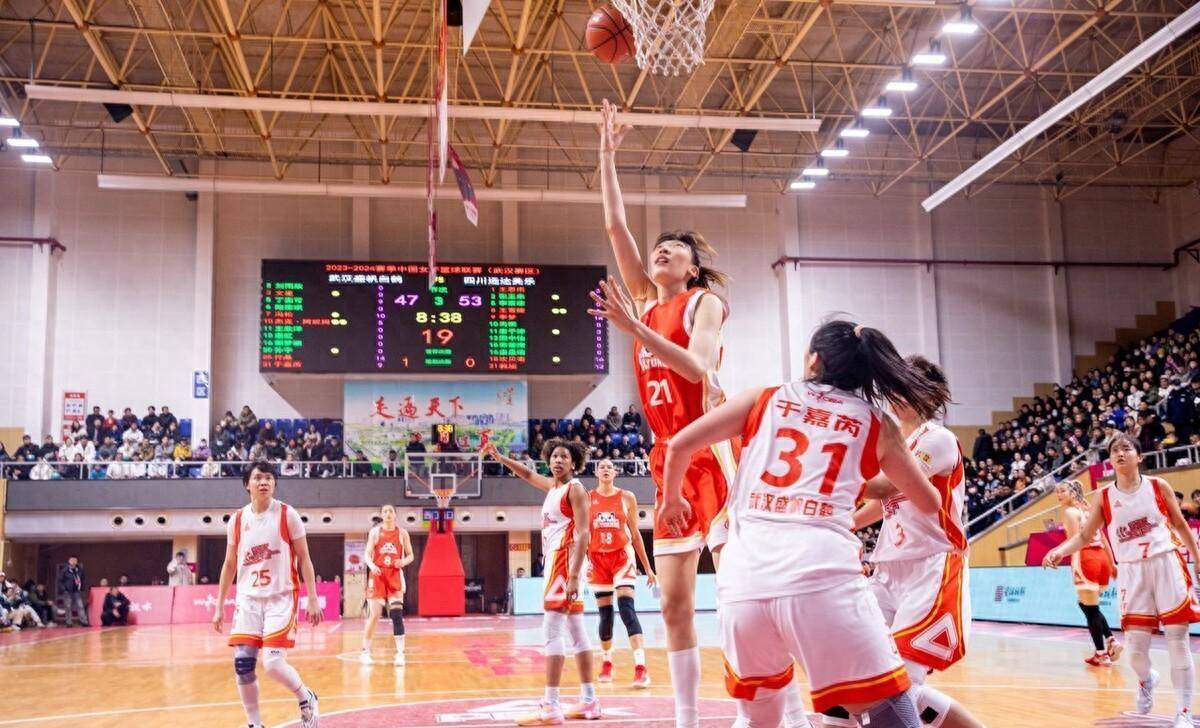 原创wcba武汉盛帆白鹤硬扛上半场四川女篮三巨头展现统治力