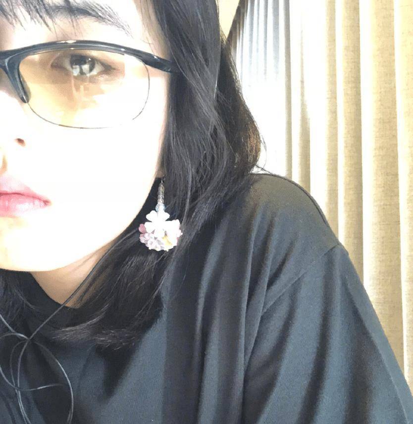 原创张子枫戴眼镜怼脸自拍看清眼镜反光的部位我似乎明白点啥
