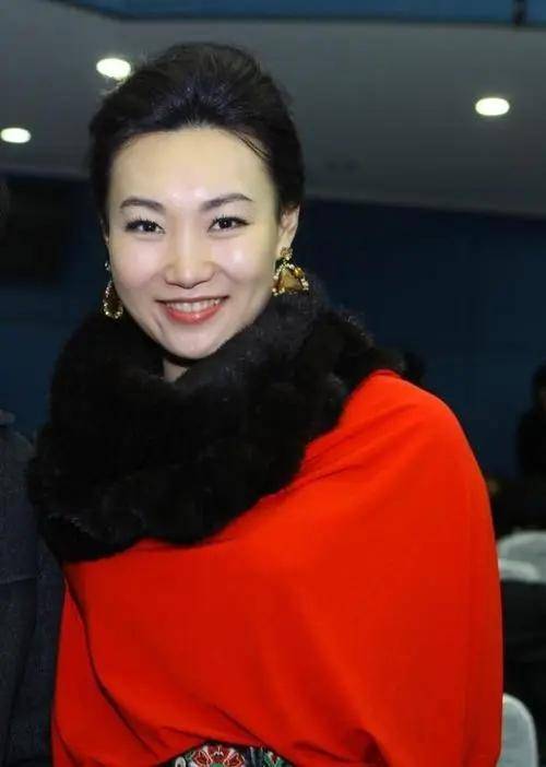 原创现在证明47岁未婚未育的李梓萌如愿走上了另一条人生大道