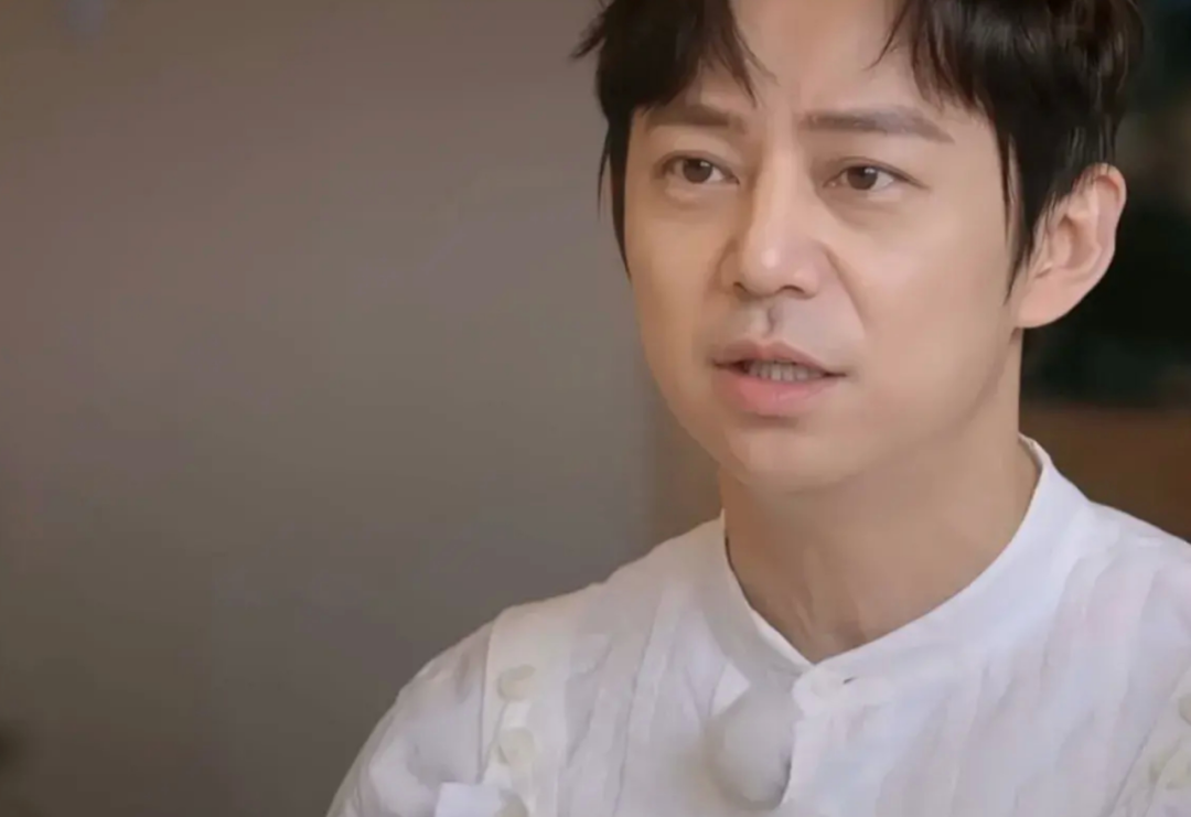 "假冻龄男神"被揭穿,脸肿,僵硬,笑不出来,钟汉良尤其明显_态度_自然