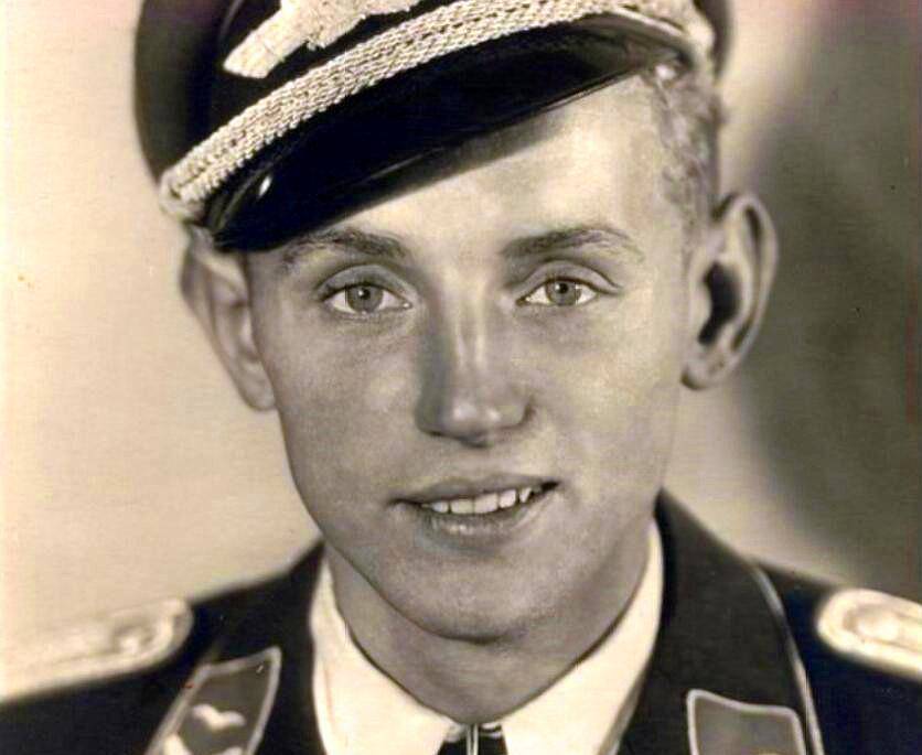 魏特曼身为王牌,长得是非常的帅,油光锃亮的发型很精神,面容很整洁