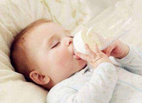 宝宝吃完奶不睡觉怎么办(如何判断婴儿是否吃饱)