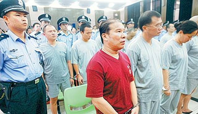 原创回顾深圳黑老大前脚为黑危害百姓后脚捐款成为慈善家