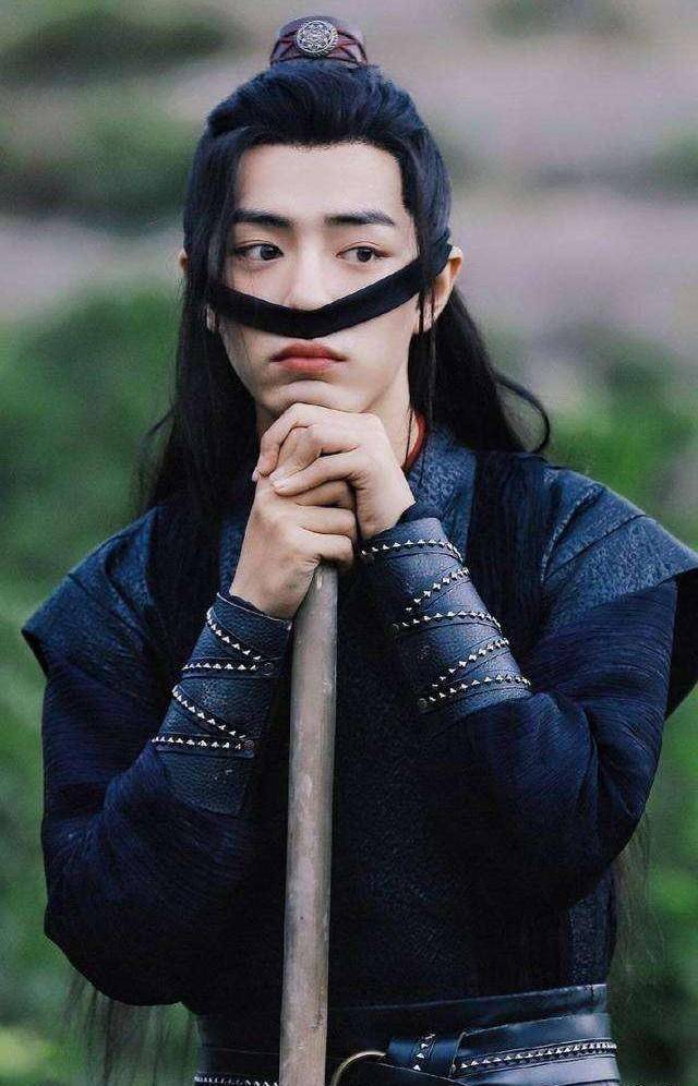 身形纤长,一袭黑衣,腰间所着鬼笛是其代表性法器陈情.