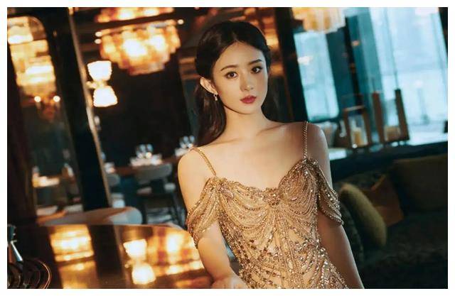 赵丽颖亮相亚洲电影大奖身着金色长裙完美登场