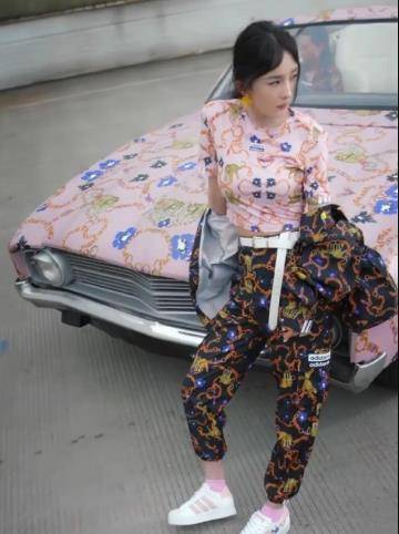 原创杨幂三叶草新图姿势糟糕被嘲脸垮网友吐槽神似精神小妹