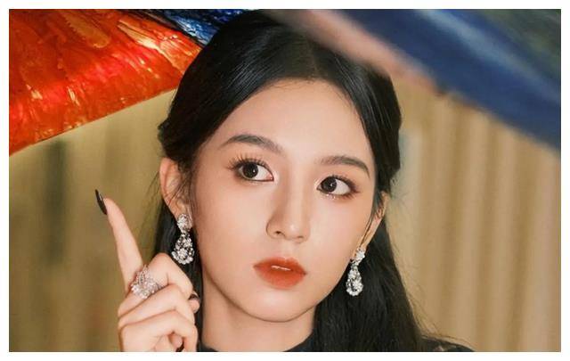 接着要和大家介绍的是另一位主演周也!